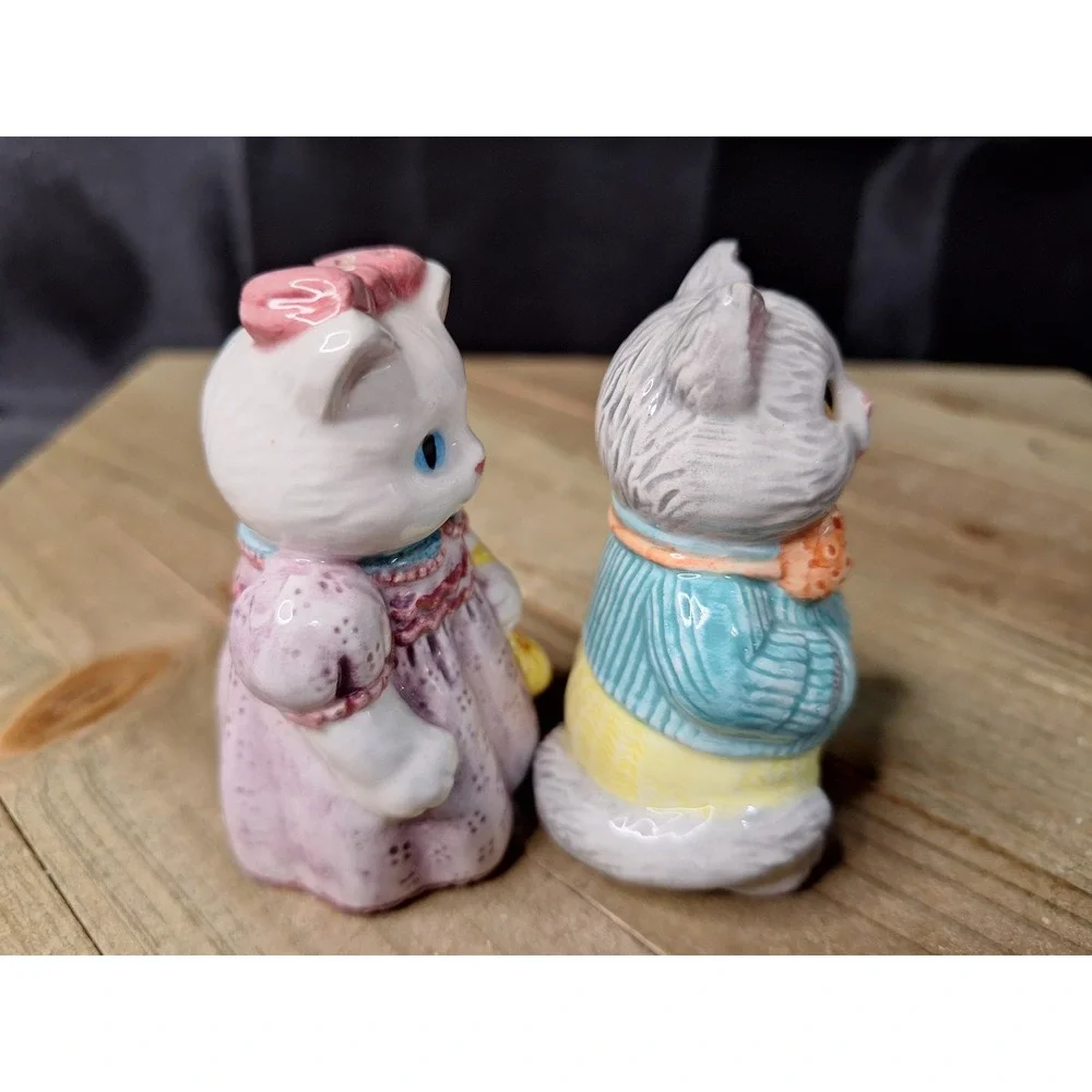 Vintage 1992 Avon Mr & Mrs Kitty Anthropomorphic ceramic Salt & Pepper Shakers